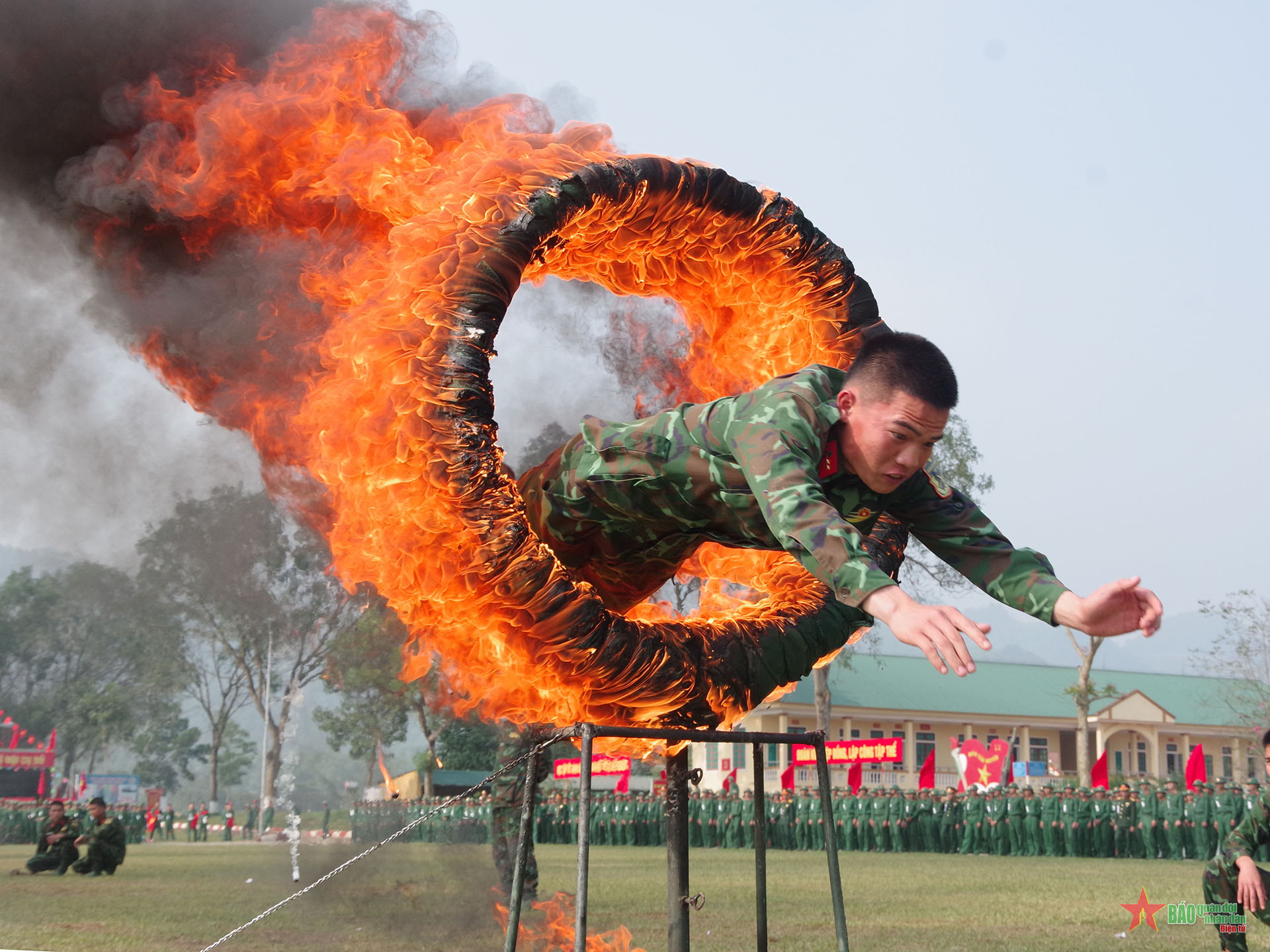 Màn bay qua vòng lửa